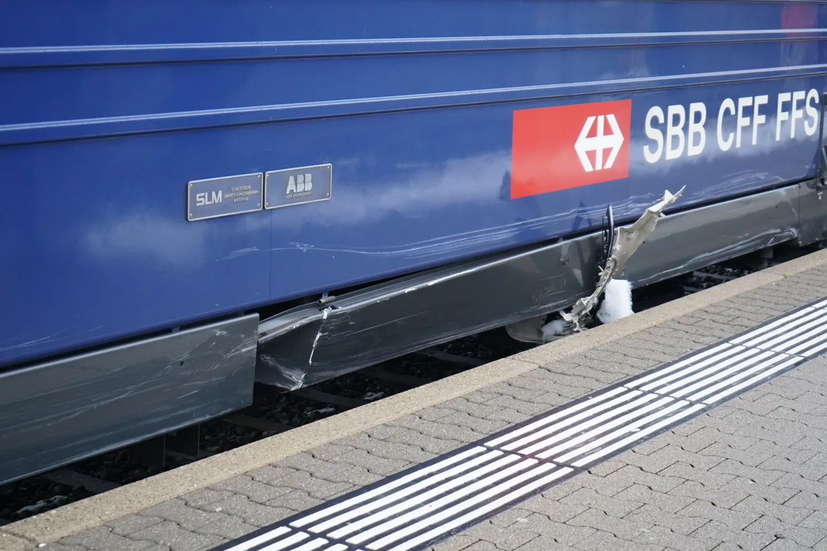 Schäden an einer S-Bahn-Lokomotive.